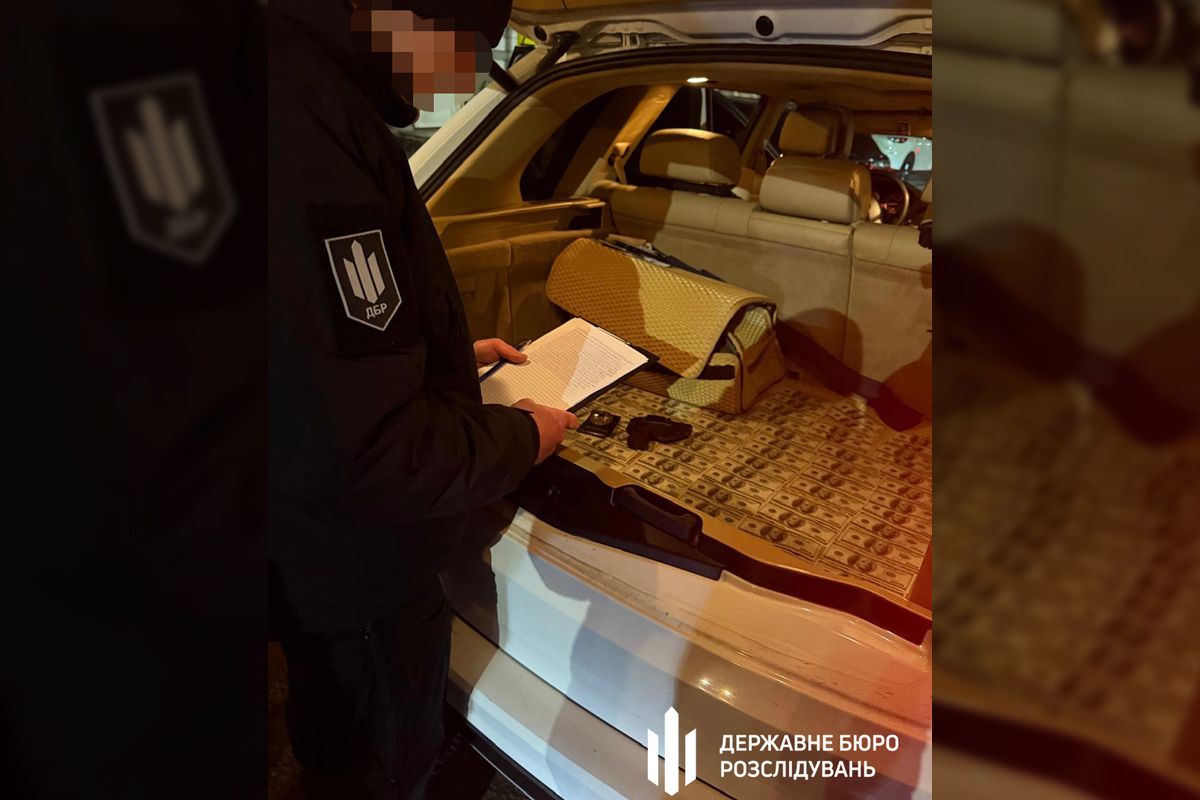 Мужчину задержали, когда он получал деньги Мужчину задержали, когда он получал деньги