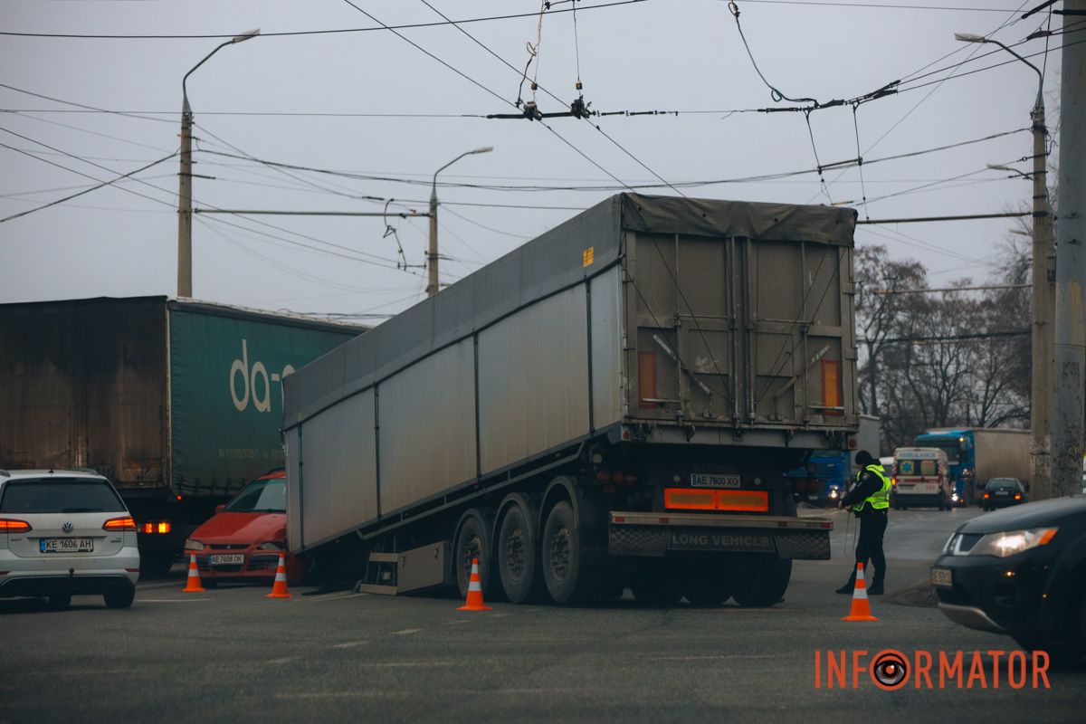 У Дніпрі на Янтарній з вантажівки злетів причеп та впав на Mitsubishi: рух ускладнено 12