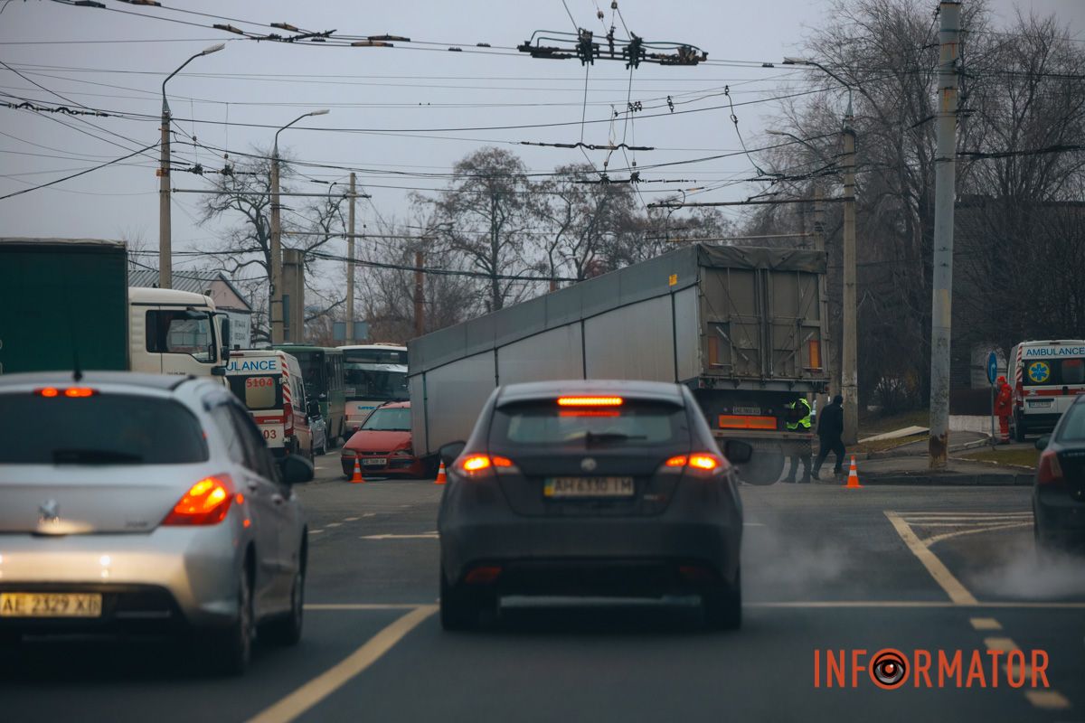 У Дніпрі на Янтарній з вантажівки злетів причеп та впав на Mitsubishi: рух ускладнено 3