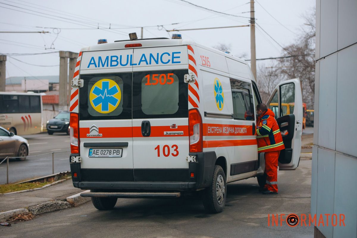 У Дніпрі на Янтарній з вантажівки злетів причеп та впав на Mitsubishi: рух ускладнено 13