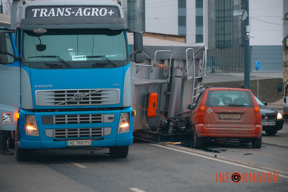 У Дніпрі на Янтарній з вантажівки злетів причеп та впав на Mitsubishi: рух ускладнено 5