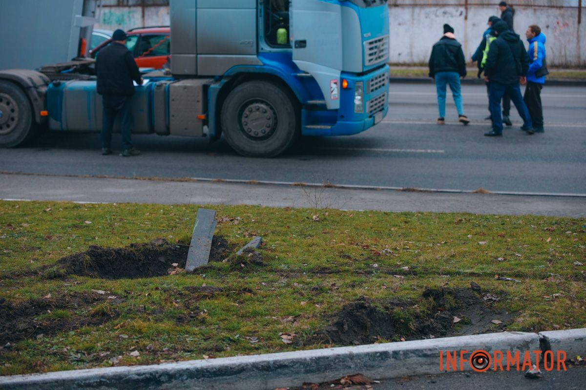 У Дніпрі на Янтарній з вантажівки злетів причеп та впав на Mitsubishi: рух ускладнено 7
