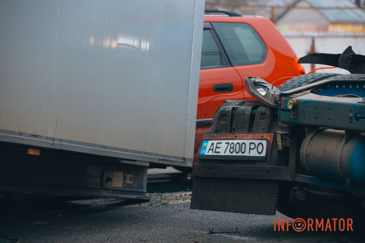 У Дніпрі на Янтарній з вантажівки злетів причеп та впав на Mitsubishi: рух ускладнено 9