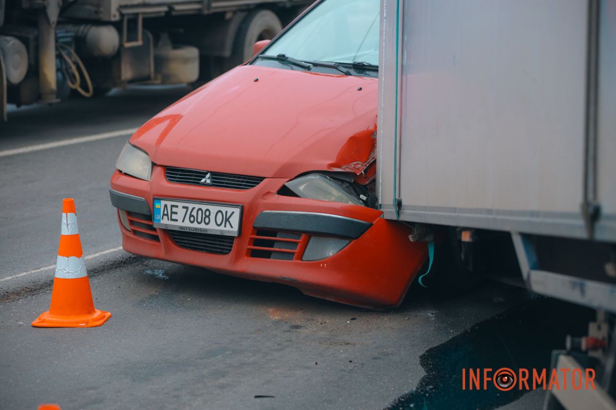 У Дніпрі на Янтарній з вантажівки злетів причеп та впав на Mitsubishi: рух ускладнено 11