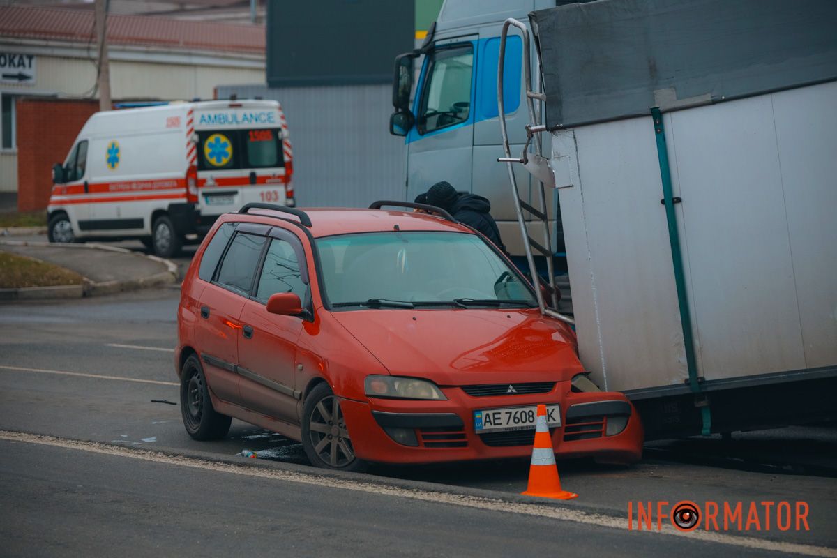 У Дніпрі на Янтарній з вантажівки злетів причеп та впав на Mitsubishi: рух ускладнено 1