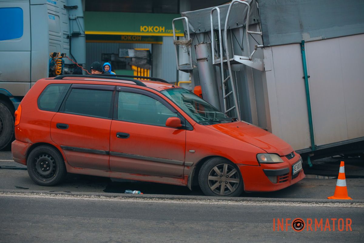 У Дніпрі на Янтарній з вантажівки злетів причеп та впав на Mitsubishi: рух ускладнено 10