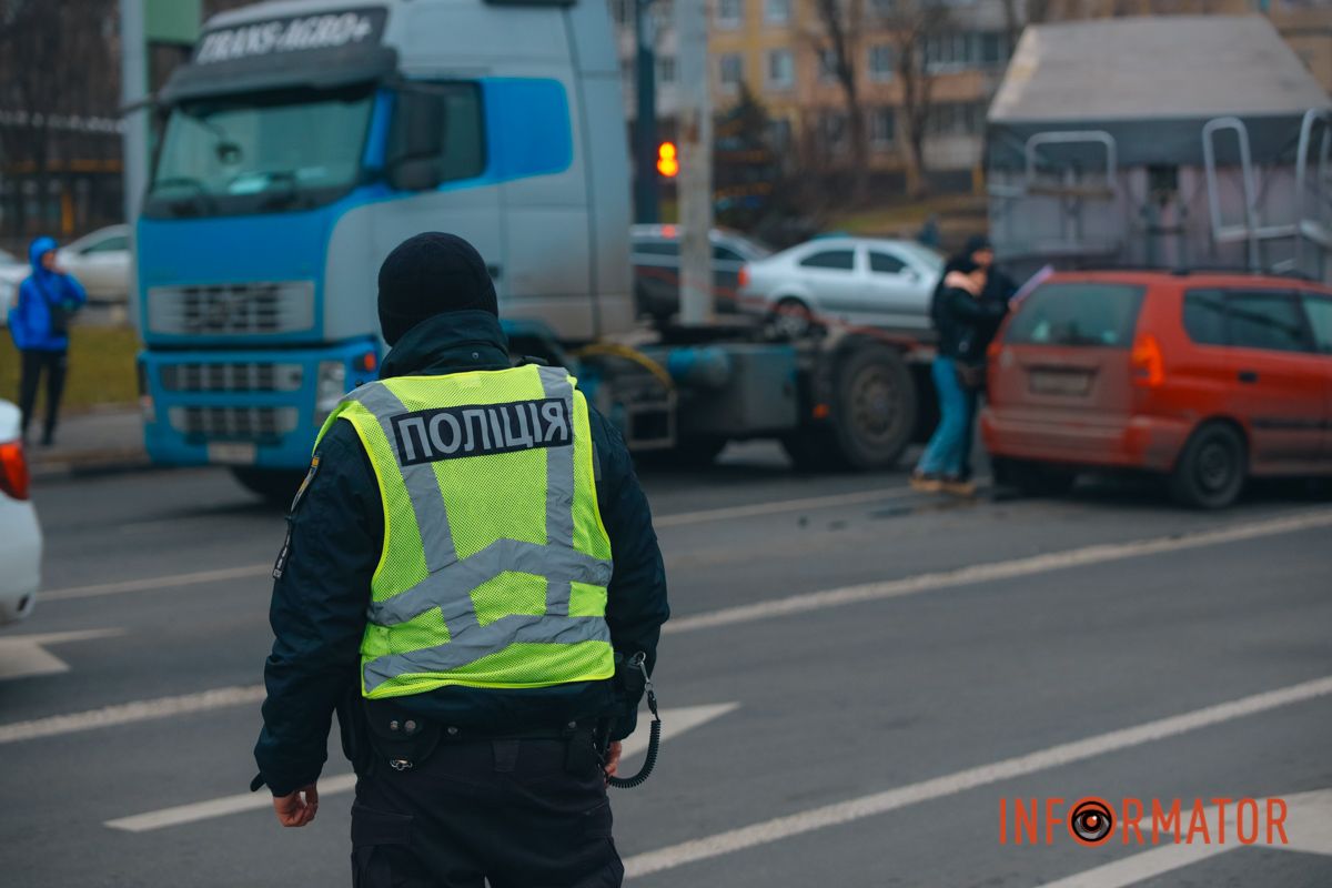 У Дніпрі на Янтарній з вантажівки злетів причеп та впав на Mitsubishi: рух ускладнено 8