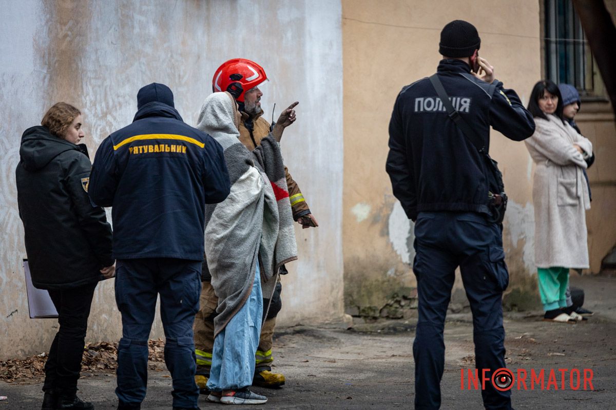 По состоянию на 15:00 на месте работают спасатели, полицейские, медики, представители ДТЭК и газовики