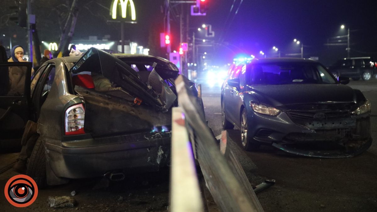 У Дніпрі на Набережній Заводській Skoda після зіткнення з Mazda в'їхала в паркан