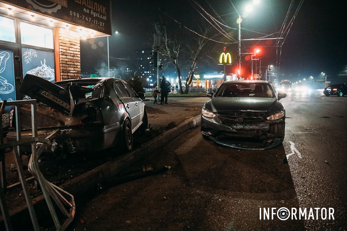 Зіткнулися дві автівки - Mazda та Skoda У Дніпрі на Набережній Заводській Skoda після зіткнення з Mazda в'їхала в паркан 2