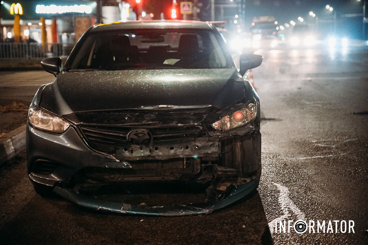 Остання в'їхала в паркан У Дніпрі на Набережній Заводській Skoda після зіткнення з Mazda в'їхала в паркан 3
