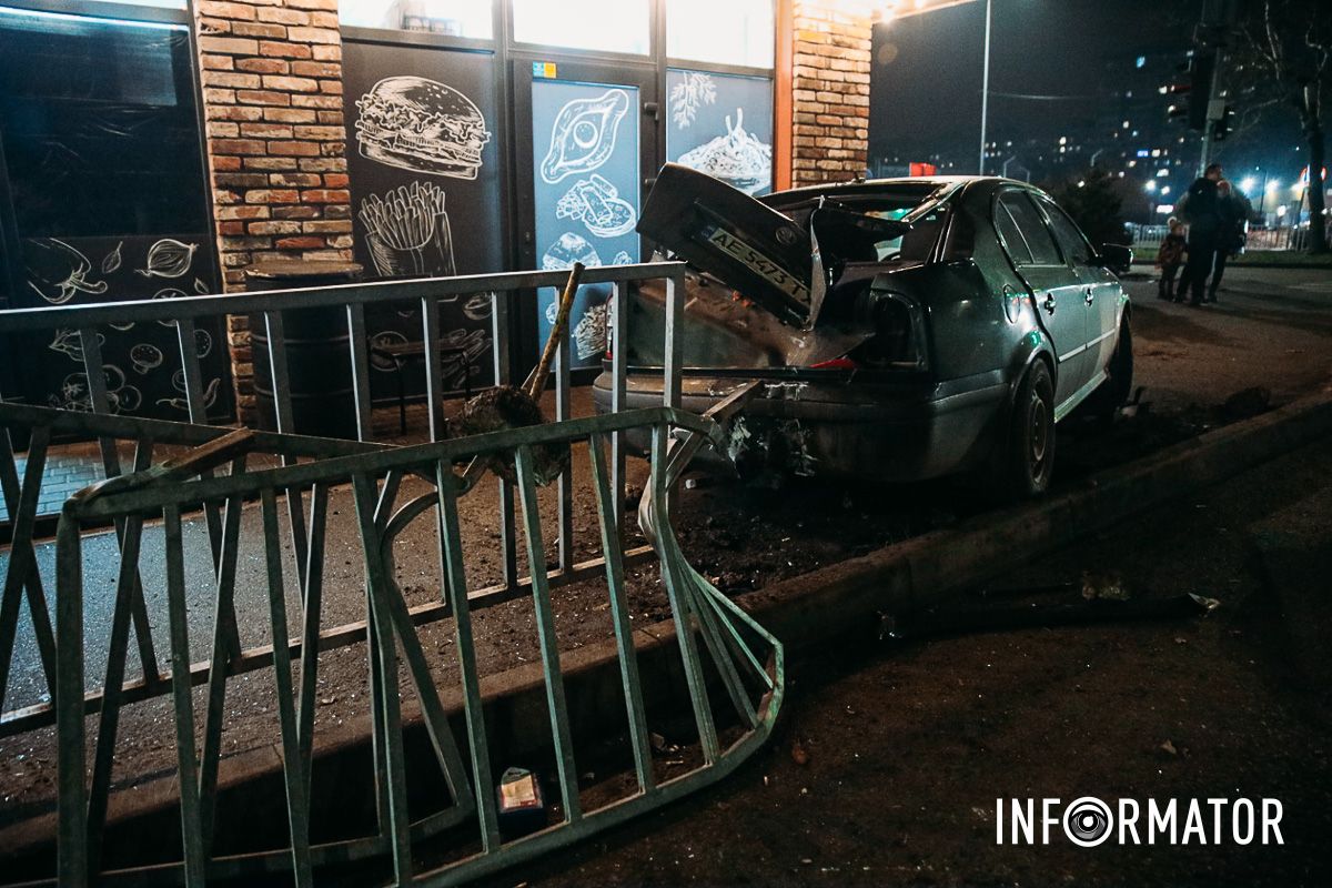 Про це повідомляє Інформатор із місця події У Дніпрі на Набережній Заводській Skoda після зіткнення з Mazda в'їхала в паркан 6
