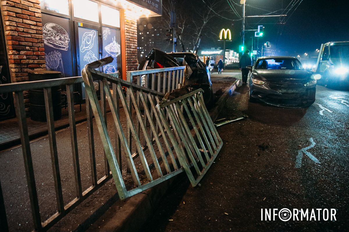 Станом на 19:17, на місці аварії працюють патрульні У Дніпрі на Набережній Заводській Skoda після зіткнення з Mazda в'їхала в паркан 4