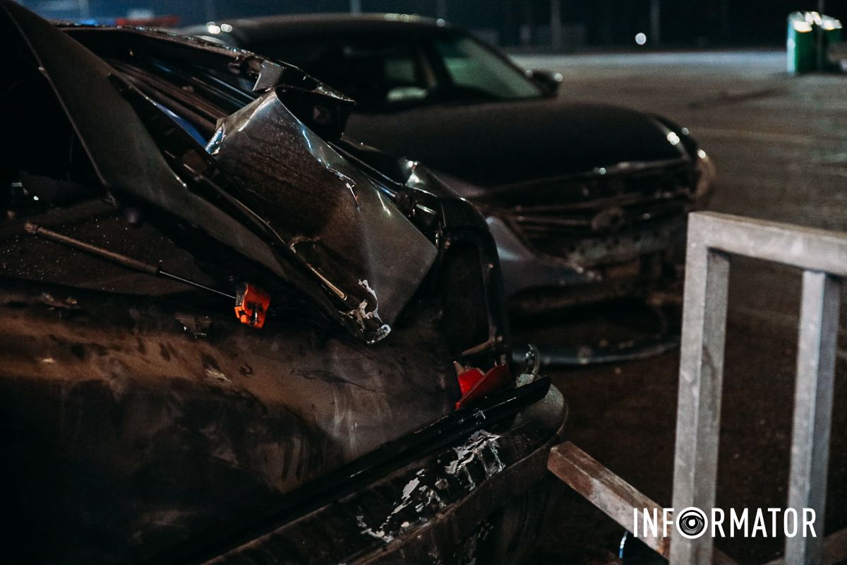 Не поспішайте У Дніпрі на Набережній Заводській Skoda після зіткнення з Mazda в'їхала в паркан 11