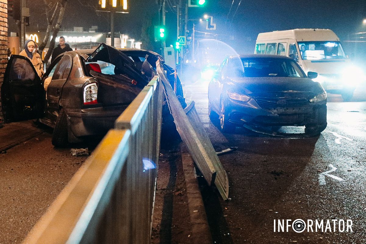 Фото: Дмитро Дворський У Дніпрі на Набережній Заводській Skoda після зіткнення з Mazda в'їхала в паркан 12