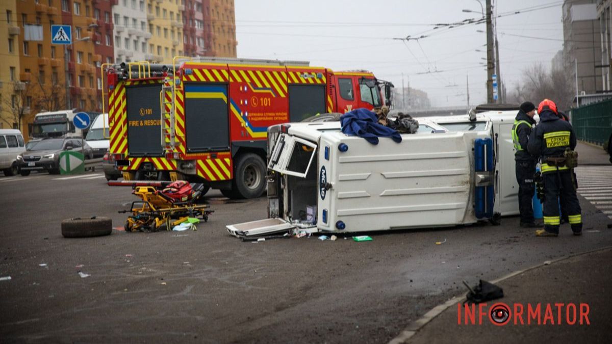 У Дніпрі на Слобожанському «Лада» зіткнулась з автівкою, що перевозила пораненого бійця: деталі