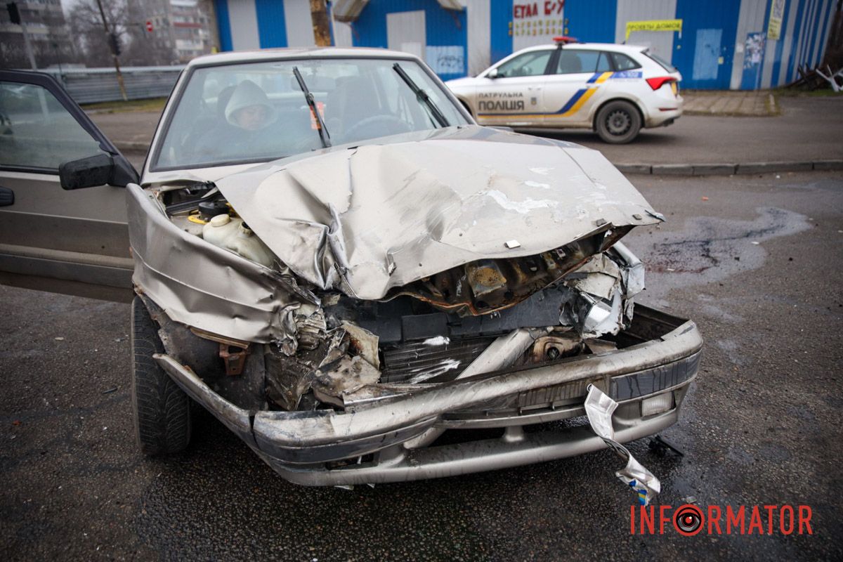 У неділю, 26 січня, у Дніпрі на перехресті Слобожанського проспекту та вулиці Василя Сухомлинського сталася ДТП