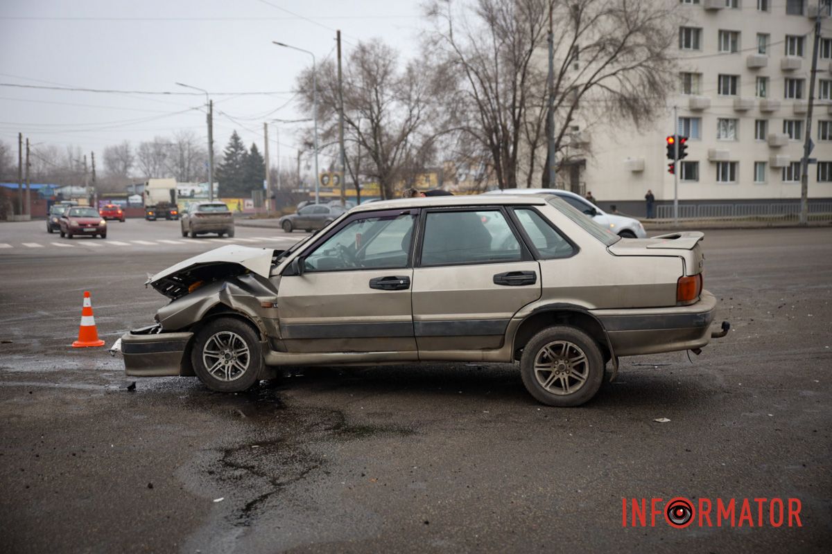 Внаслідок зіткнення остання перекинулась на бік