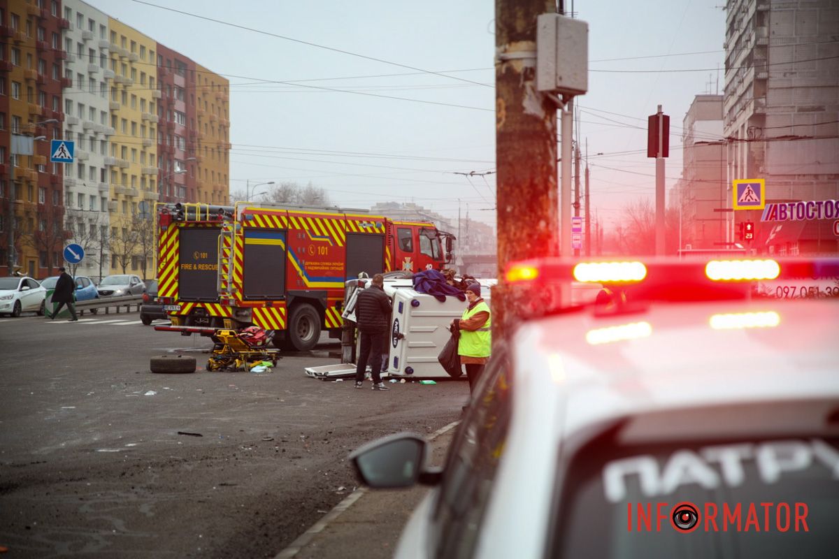 Станом на 9:45 на місці працювали поліцейські, медики та рятувальники