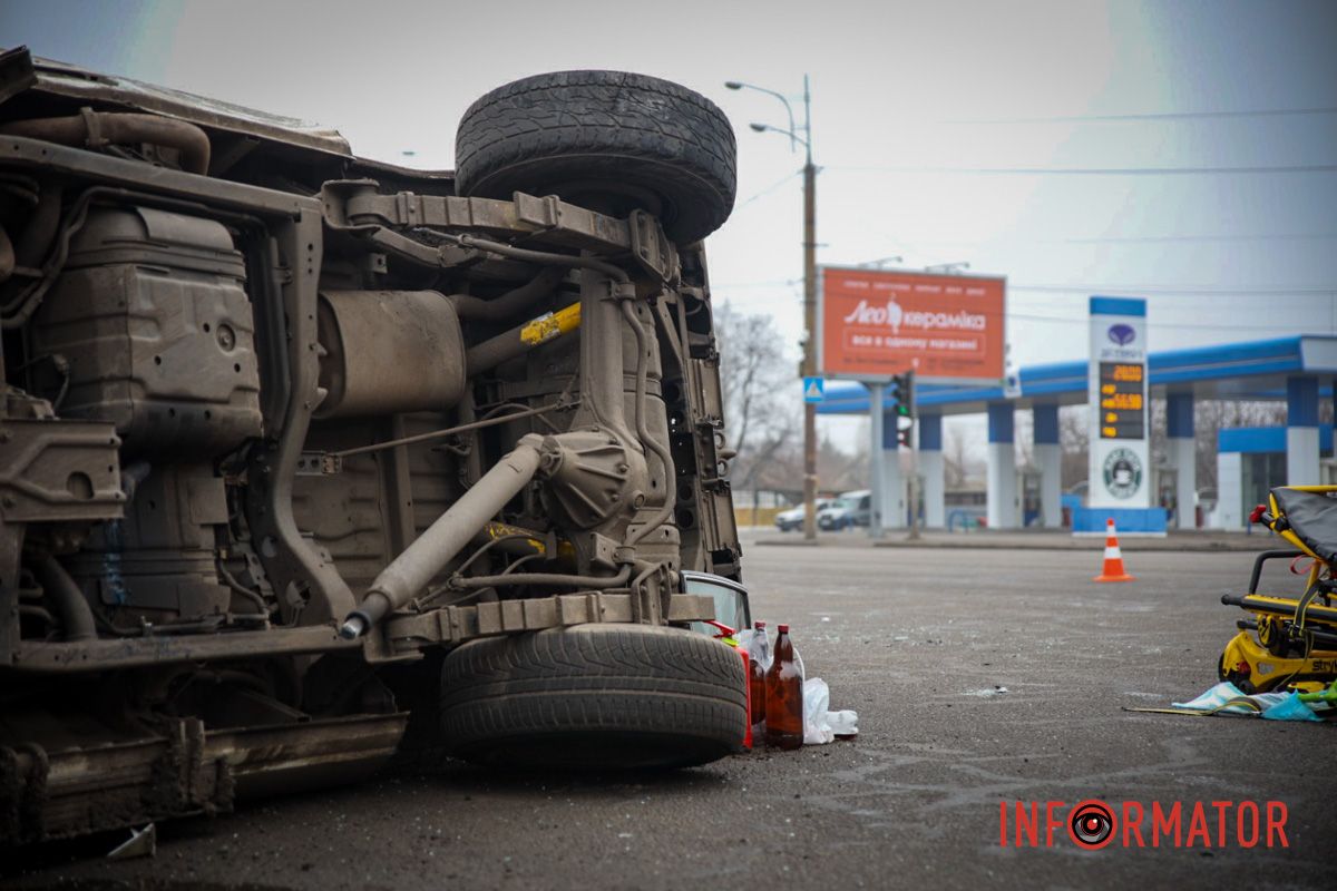 Автівка медиків перекинулась на бік