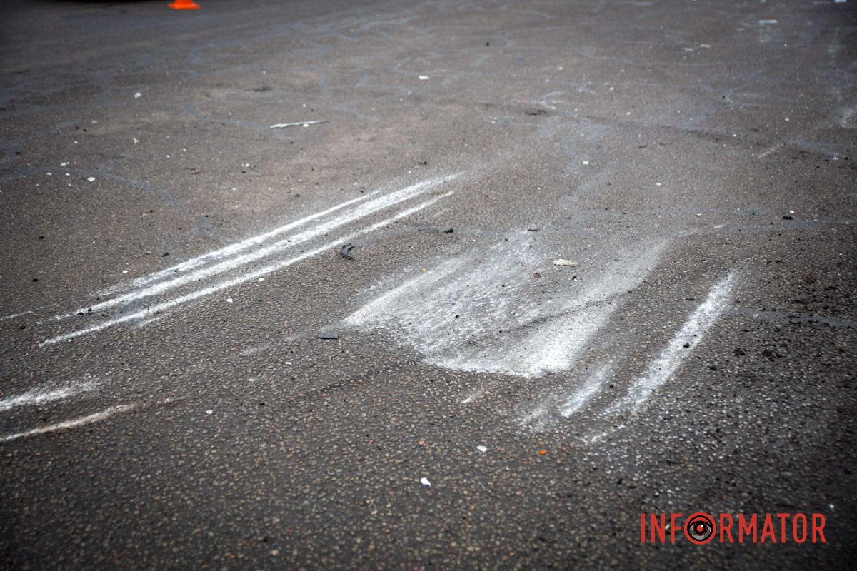 На дорозі уламки від транспортних засобів
