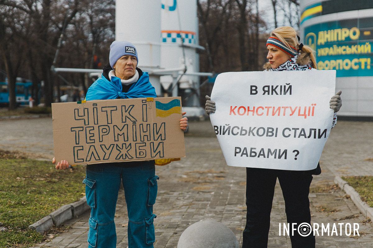 Рідні військових у Дніпрі вийшли на акцію протесту: що вимагають пікетувальниці 11