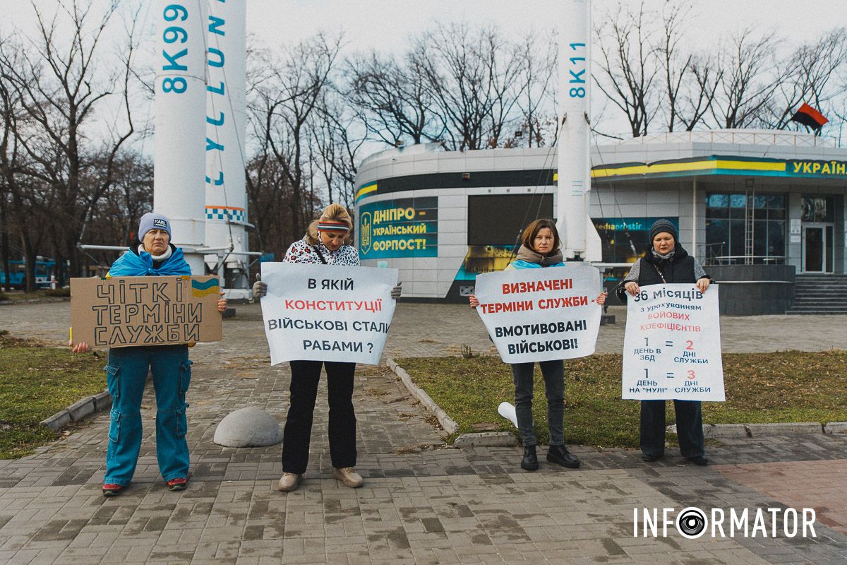 Рідні військових у Дніпрі вийшли на акцію протесту: що вимагають пікетувальниці 12