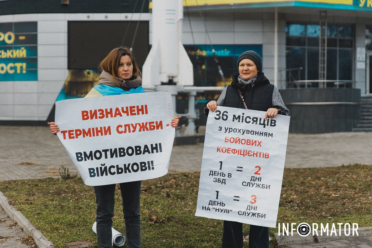 Рідні військових у Дніпрі вийшли на акцію протесту: що вимагають пікетувальниці 10