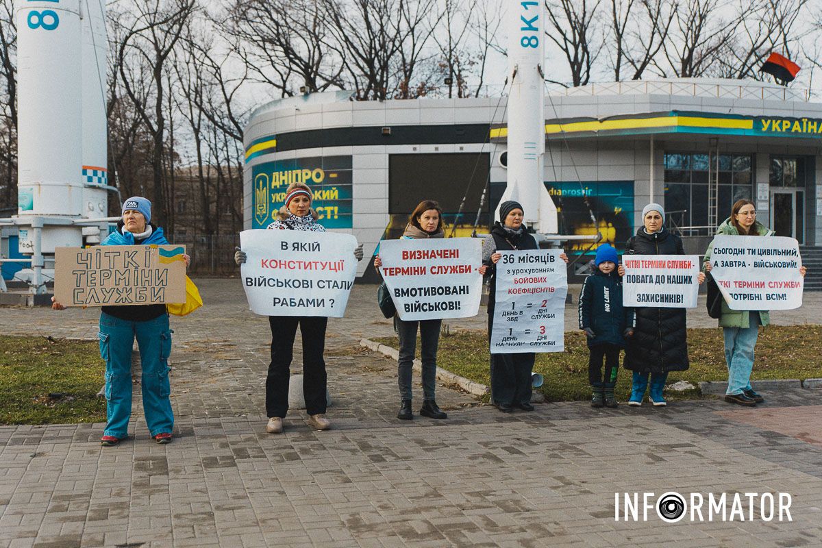 Рідні військових у Дніпрі вийшли на акцію протесту: що вимагають пікетувальниці 9