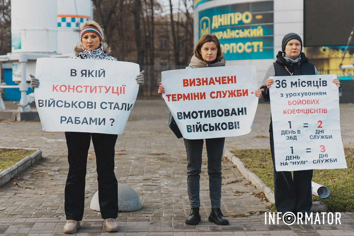 Рідні військових у Дніпрі вийшли на акцію протесту: що вимагають пікетувальниці 8