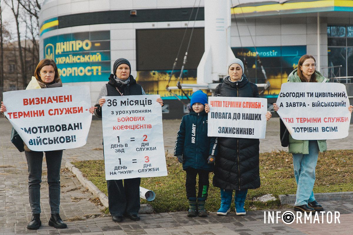 Рідні військових у Дніпрі вийшли на акцію протесту: що вимагають пікетувальниці 7