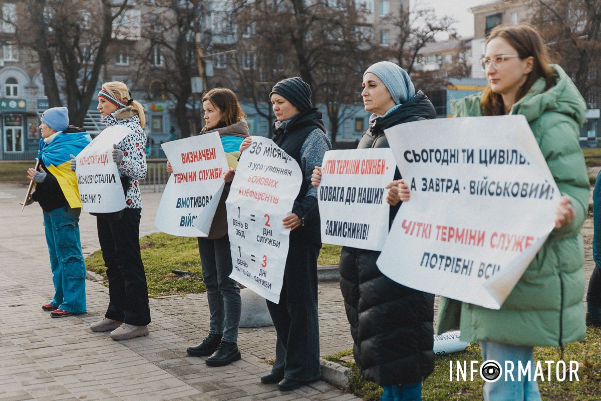 Рідні військових у Дніпрі вийшли на акцію протесту: що вимагають пікетувальниці 6