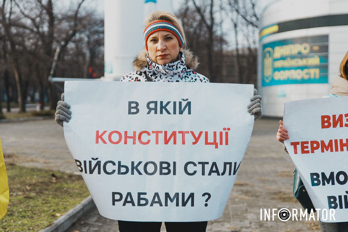 Рідні військових у Дніпрі вийшли на акцію протесту: що вимагають пікетувальниці 3