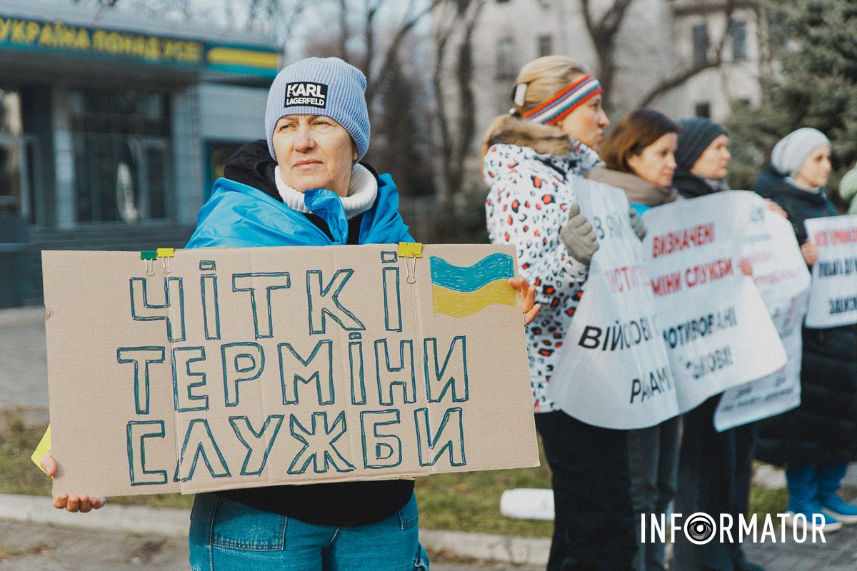 Рідні військових у Дніпрі вийшли на акцію протесту: що вимагають пікетувальниці 1