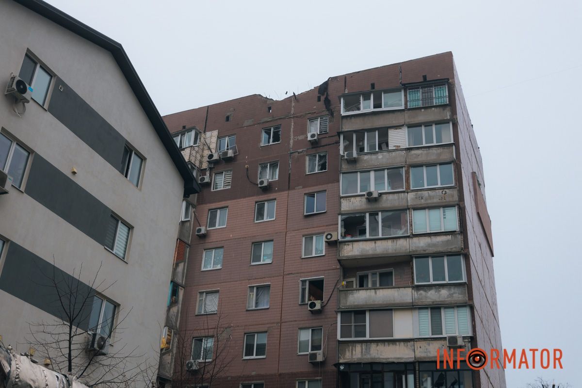 Вибиті вікна та уламки: як виглядає багатоповерхівка, в яку влучив ворожий безпілотник у Дніпрі 17