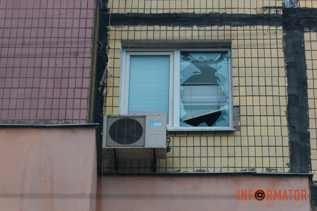 Вибиті вікна та уламки: як виглядає багатоповерхівка, в яку влучив ворожий безпілотник у Дніпрі 21