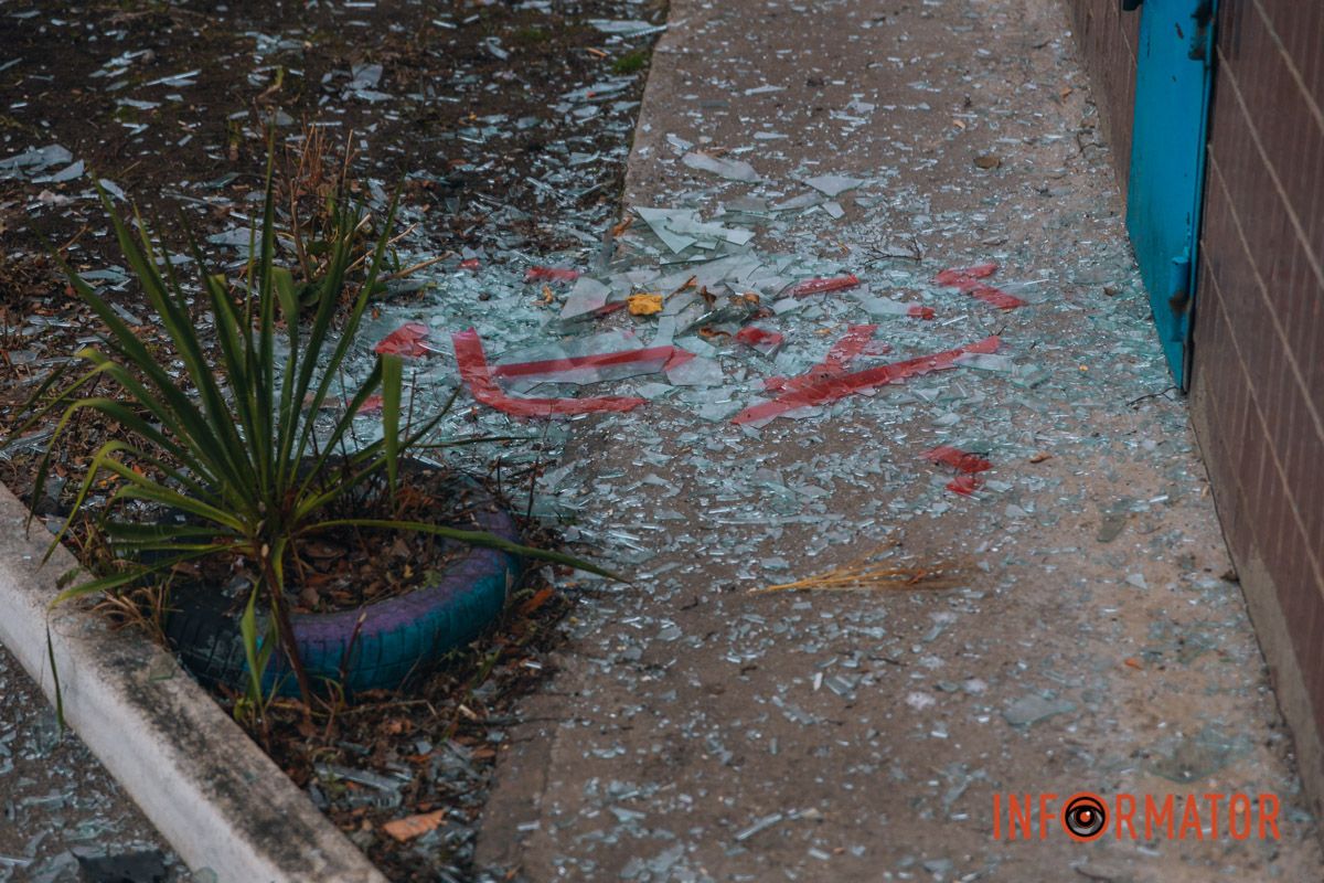 Вибиті вікна та уламки: як виглядає багатоповерхівка, в яку влучив ворожий безпілотник у Дніпрі 2