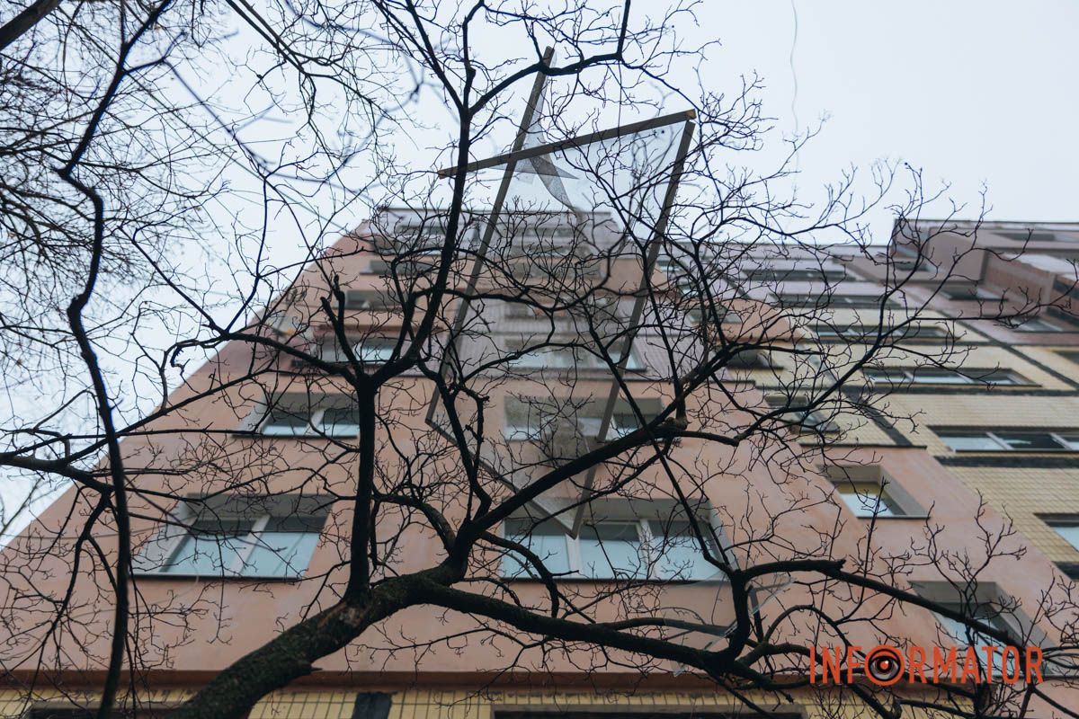 Вибиті вікна та уламки: як виглядає багатоповерхівка, в яку влучив ворожий безпілотник у Дніпрі 5