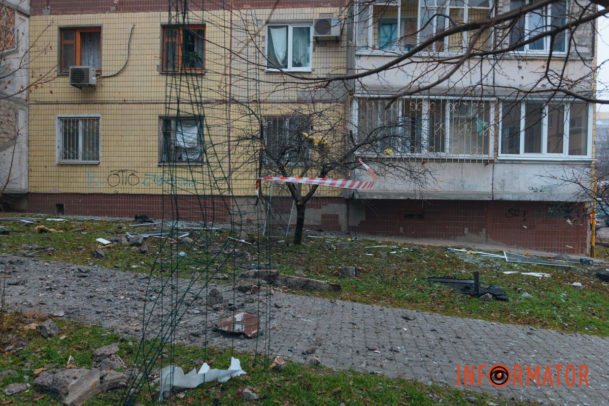 Вибиті вікна та уламки: як виглядає багатоповерхівка, в яку влучив ворожий безпілотник у Дніпрі 3