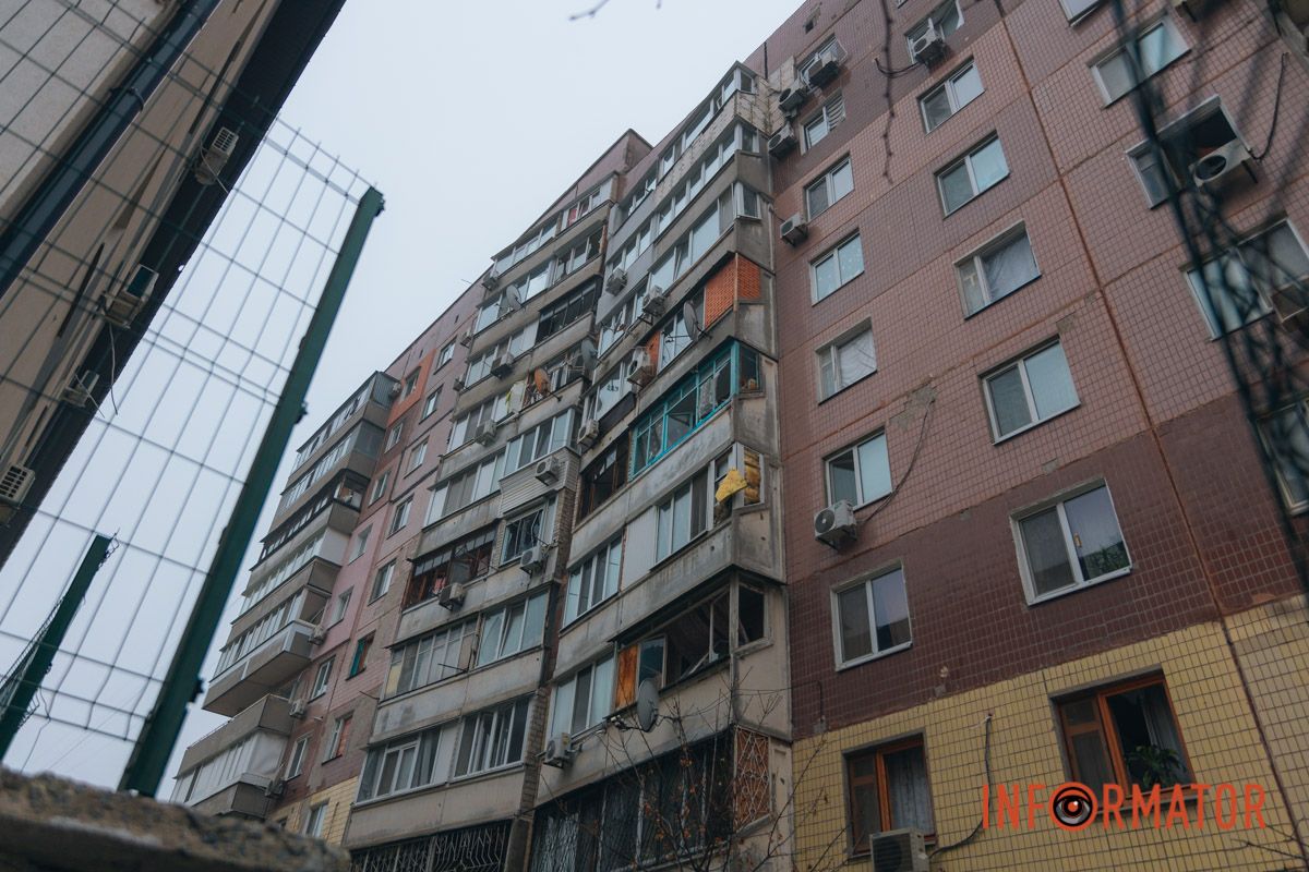 Вибиті вікна та уламки: як виглядає багатоповерхівка, в яку влучив ворожий безпілотник у Дніпрі 4