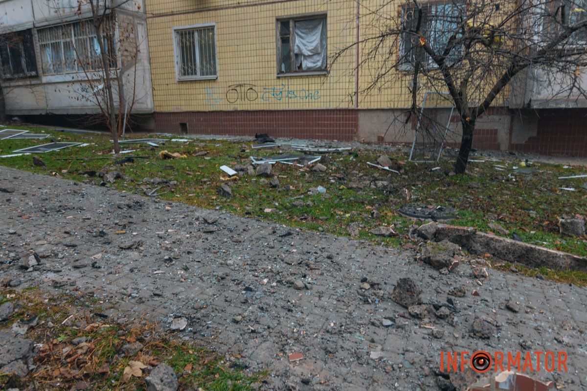 Вибиті вікна та уламки: як виглядає багатоповерхівка, в яку влучив ворожий безпілотник у Дніпрі 6