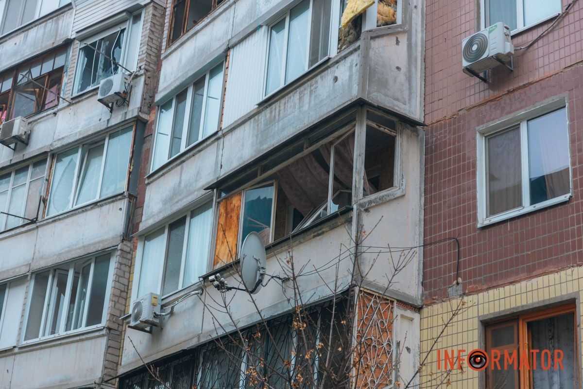 Вибиті вікна та уламки: як виглядає багатоповерхівка, в яку влучив ворожий безпілотник у Дніпрі 7
