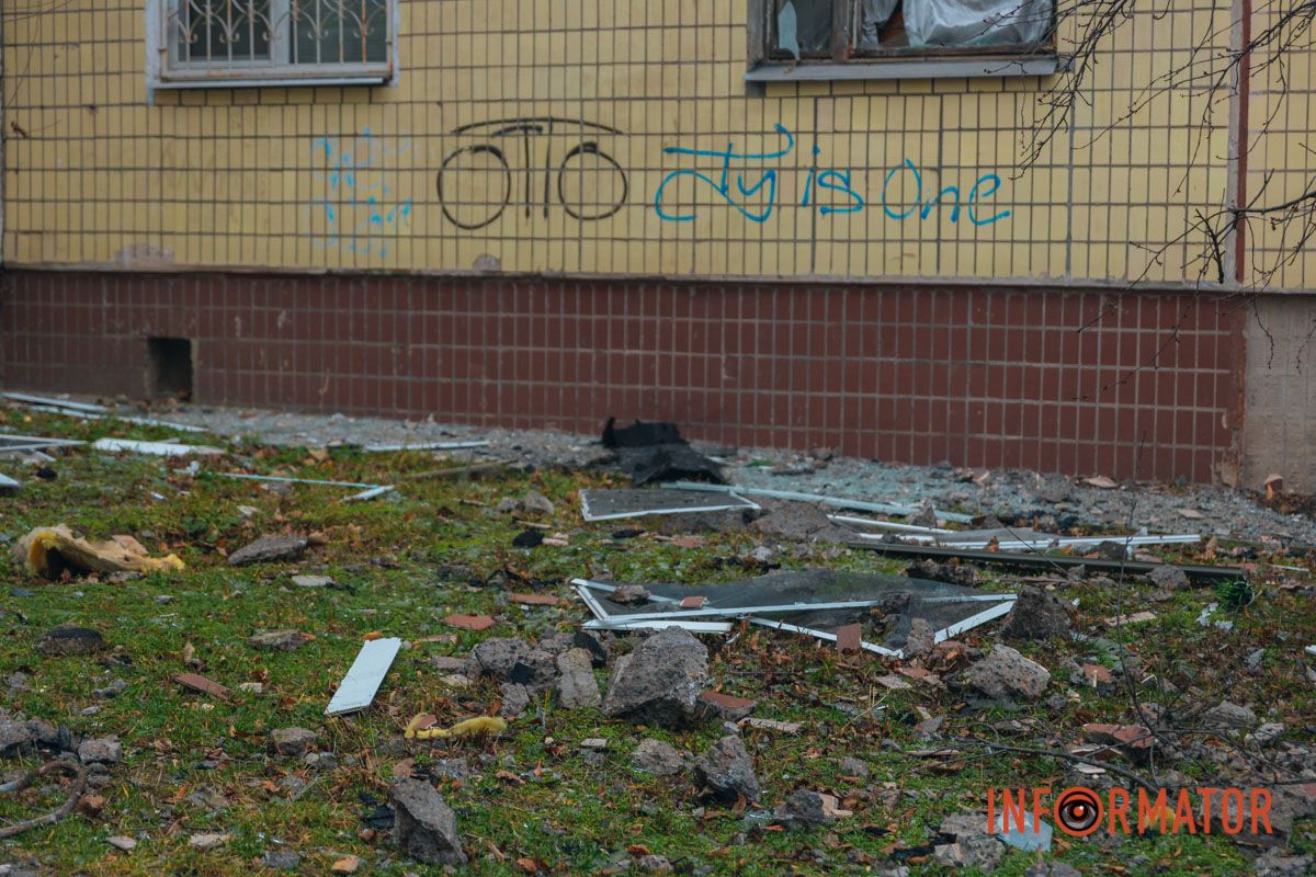 Вибиті вікна та уламки: як виглядає багатоповерхівка, в яку влучив ворожий безпілотник у Дніпрі 8