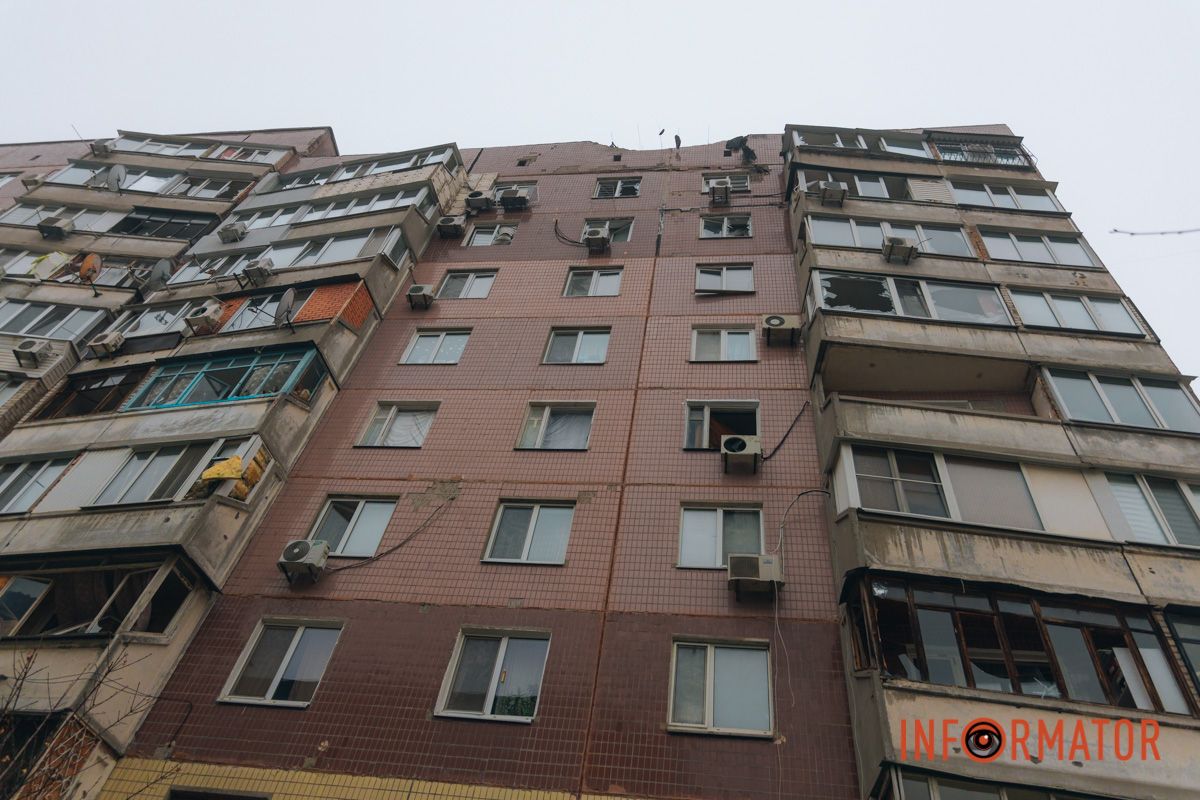 Вибиті вікна та уламки: як виглядає багатоповерхівка, в яку влучив ворожий безпілотник у Дніпрі 9