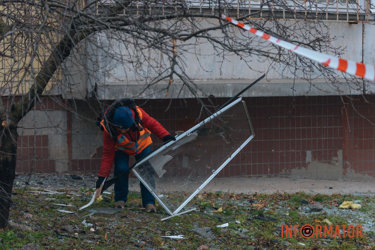 Вибиті вікна та уламки: як виглядає багатоповерхівка, в яку влучив ворожий безпілотник у Дніпрі 10