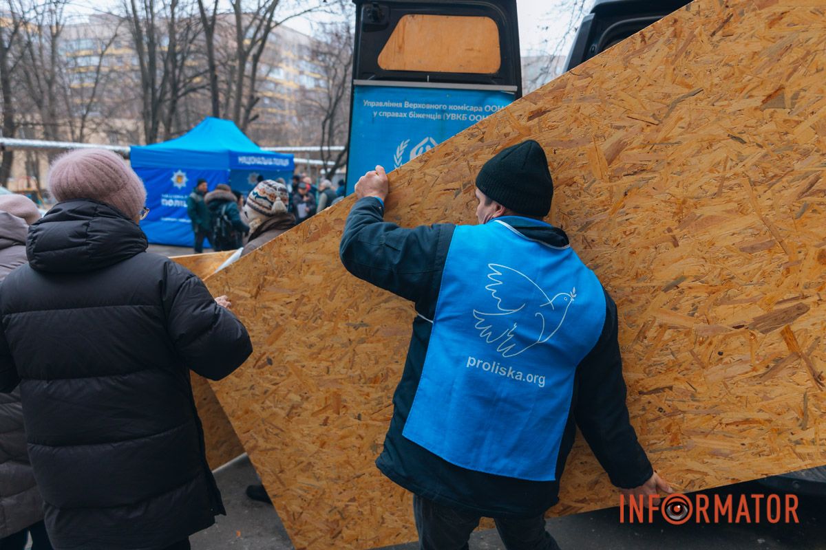 Вибиті вікна та уламки: як виглядає багатоповерхівка, в яку влучив ворожий безпілотник у Дніпрі 15