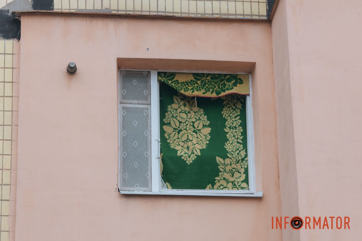 Вибиті вікна та уламки: як виглядає багатоповерхівка, в яку влучив ворожий безпілотник у Дніпрі 11