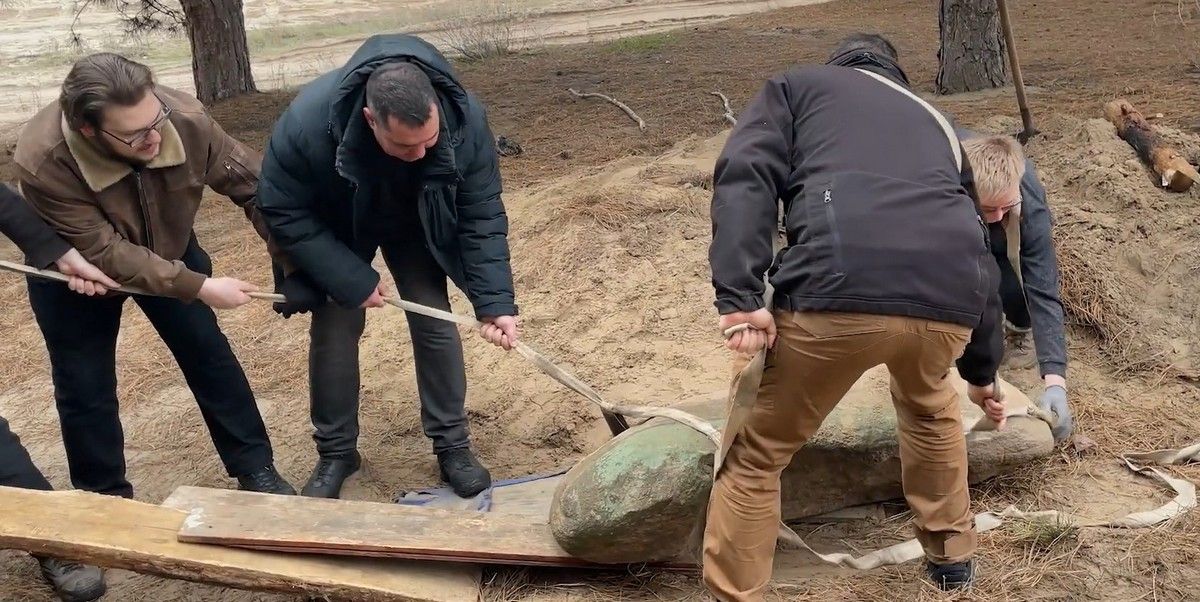 Пам’ятку розкопали, але через вагу не вийшло її завантажити та перевезти