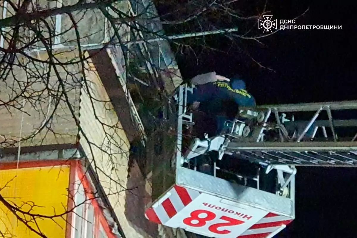 Двух пострадавших эвакуировали по лестнице