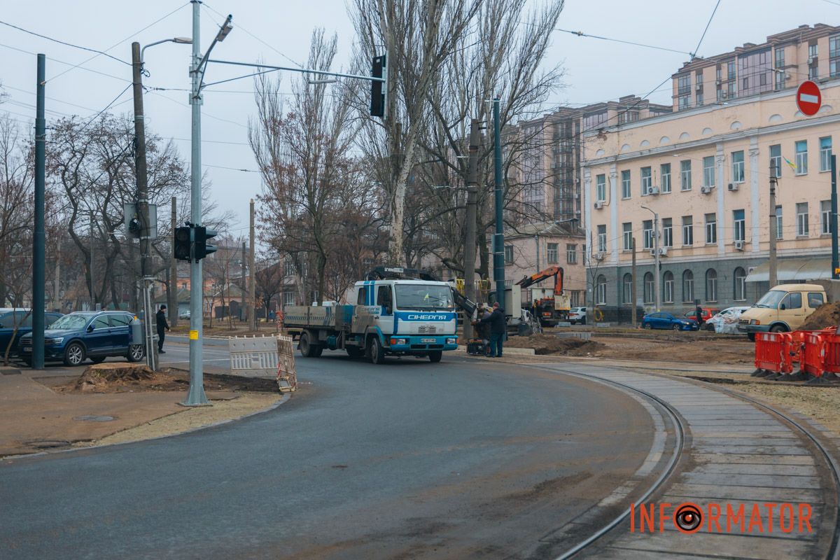 Розпочалися 4 місяці тому: у Дніпрі на Лесі Україні затримується ремонт на трамвайному переїзді 4